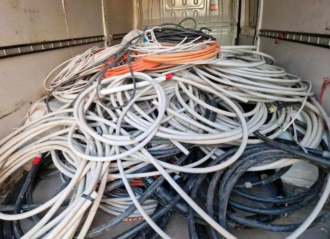 Transporter beladen mit Kabelresten zur Verwertung