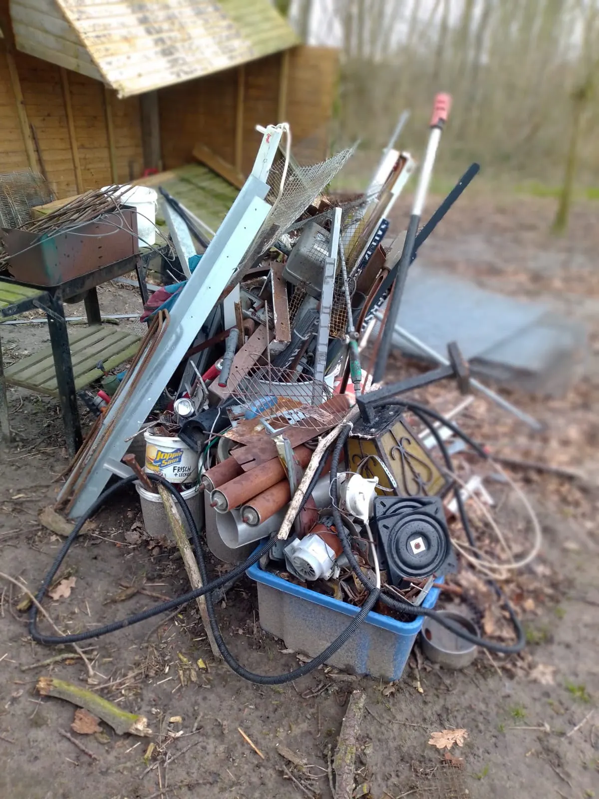 Gesammelter Metallschrott aus Garten und Schuppen zur Abholung bereitgestellt