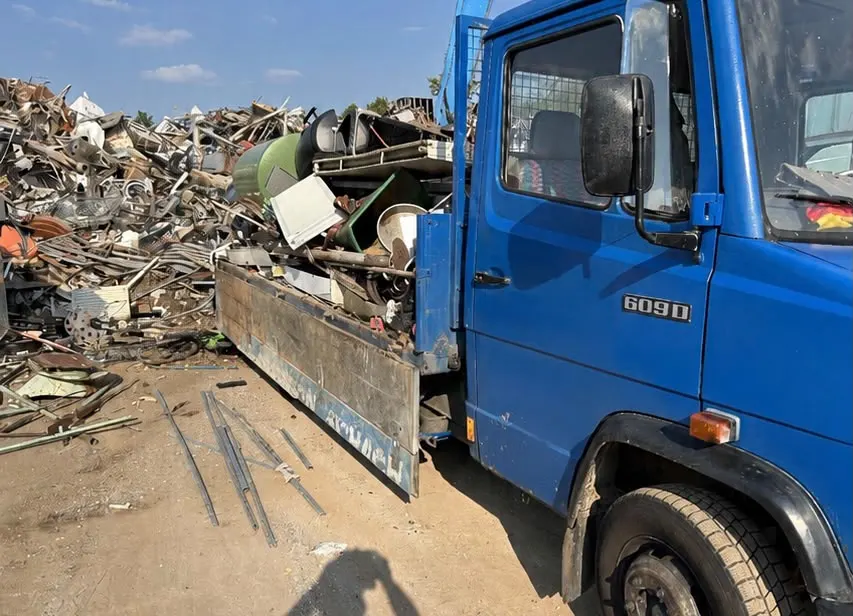 Beladener LKW von SchrottiDirekt bei der Schrottabholung