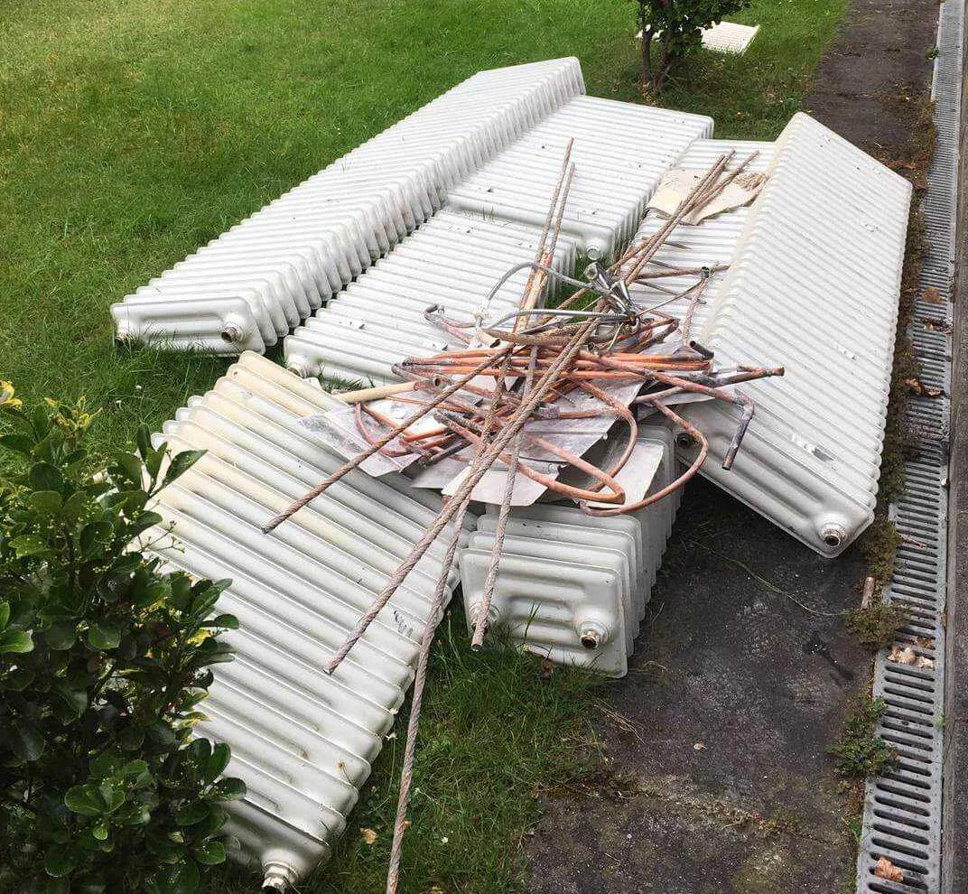 Ausgebaute Heizkörper und Kupferrohre zur Altmetallabholung